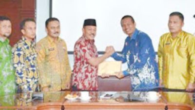 Wakil Bupati Tanah Datar Terima Bantuan Bencana Malalo dari Walikota Pariaman