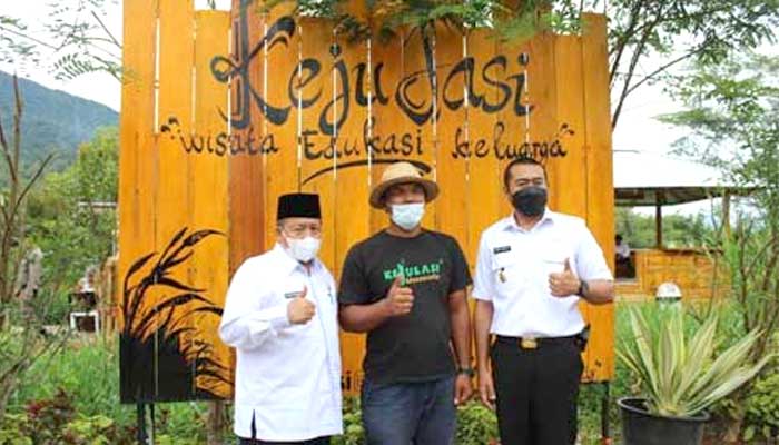 Wagub Sumbar, Audy Joinaldy dan Bupati Agam, Andri Warman saat kunjungi usaha sapi perah "Lassy Diary Farm"