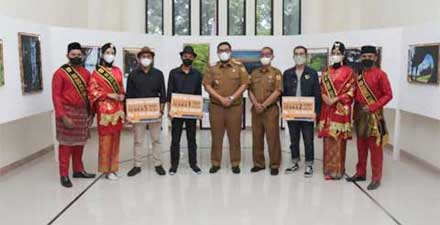 Ini Pemenang Festival Foto Wisata Tanah Datar 1 Pemenang Festival Foto Wisata Tanah Datar foto bersama Wabup Richi Aprian