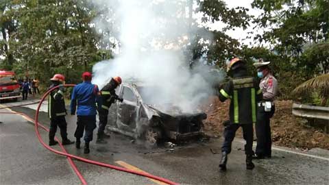 Mobil Xenia Terbakar di Bungus Teluk Kabung Padang.