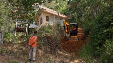 Pemko Sawahlunto dan PTBA Gotong Royong Buka Akses Jalan di Puncak Polan.