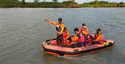 Tim SAR Gabungan Cilacap sedang mencari korban tenggelam.
