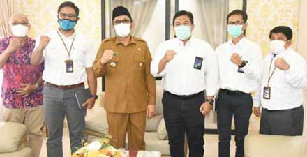 Wali Kota Padang, Hendri Septa menerima audiensi dari General Manager PLN Sumbar, Tomi Wahyu Wibowo