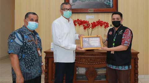 Wako Riza Falepi Serahkan Donasi Masyarakat Payakumbuh Peduli Palestina.
