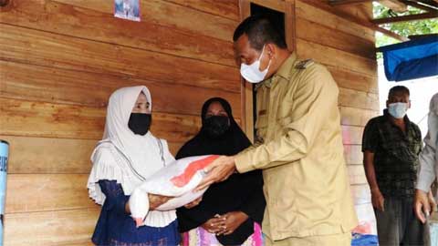Warga Tertimpa Musibah Angin Puting Beliung Dapat Bantuan Pemko Pairaman