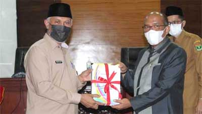 Gubernur Mahyeldi usai Rapat Paripurna DPRD Sumbar