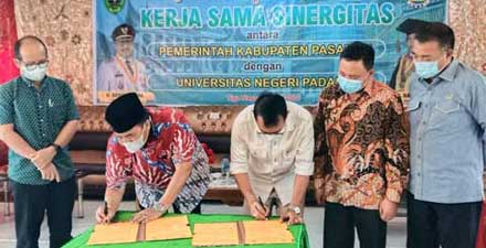 Universitas Negeri Padang Segera Bangun Kampus di Pasaman 1 Penandatanganan naskah kerja sama Sinergitas Pembangunan Kampus UNP oleh Bupati Pasaman, H. Benny Utama dan Rektor Universitas Negeri Padang, Prof. Ganefri, PhD, Sabtu 31 Juli 2021