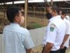 Gubernur Sumbar, Audy Joinaldy saat mengunjungi peternakan ayam kampung dan itik Mato Aia Jaya Farm di Padang Pariaman