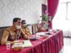 Kepala DPMPTP Padang Pariaman, Rudy R. Lillis dan Pj. Sekda Ali Amran (tengah), saat rapat perumusan langkah-langkah pemetaan tambak udang