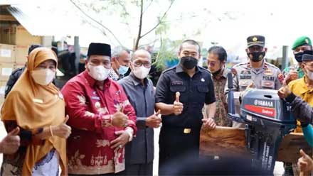 Audy Joinaldy Serahkan Mesin Tempel 15 PK kepada Kelompok Nelayan Katapiang