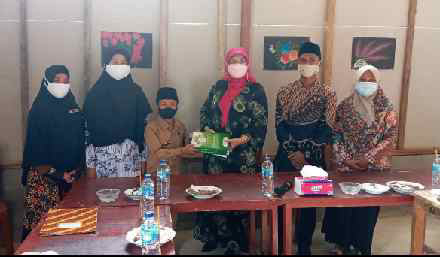Anggota DPD RI, Emma Yohanna di Madrasah Tarbiyah Islamiyah (MTI) Ashabul Kahfi yang berlokasi di Nagari Rawan Gunung Malelo, Kecamatan Sutera, Kabupaten Pesisir Selatan, Provinsi Sumatera Barat