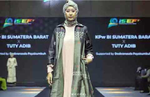 Tenun Balai Panjang Payakumbuh Pukau Pengunjung di Ajang ISEF 2021