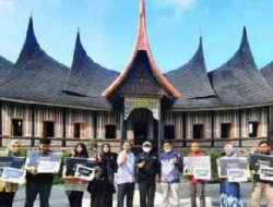 Disporapar Padang Panjang Serahkan Hadiah Pemenang Lomba Art Fest