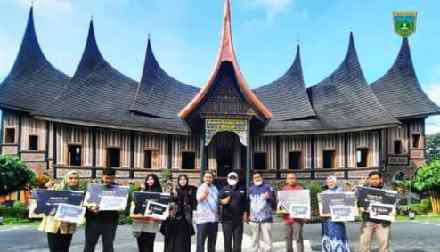 Disporapar Padang Panjang Serahkan Hadiah Pemenang Lomba Art Fest