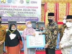 Gubernur Sumbar Saksikan Pembayaran Ganti Untung Lahan Tol Padang – Pekanbaru