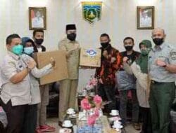 Wako Padang Panjang Serahkan Bantuan kepada Pemuda Pancasila