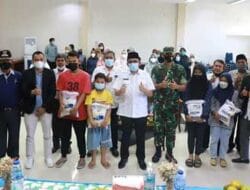 Wako Padang Serahkan Bantuan Beras Miskin untuk 200 Anak Yatim