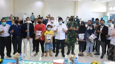 Wako Padang Serahkan Bantuan Beras Miskin untuk 200 Anak Yatim