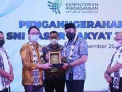 Wamendag Serahkan Anugerah SNI Pasar Rakyat untuk Pasar Pusat Padang Panjang