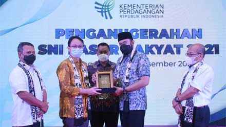 Wamendag Serahkan Anugerah SNI Pasar Rakyat untuk Pasar Pusat Padang Panjang
