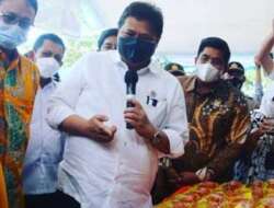 Airlangga Hartarto Tinjau Operasi Pasar Barek Motor Bersama Plt Bupati Bintan