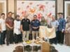 Bupati Tanah Datar, Eka Putra, SE, MM didampingi Ny. Lise Eka Putra menyambut kedatangan Prof. Azril Azhari, Ph.D, di kediaman pribadinya, Tapi Selo