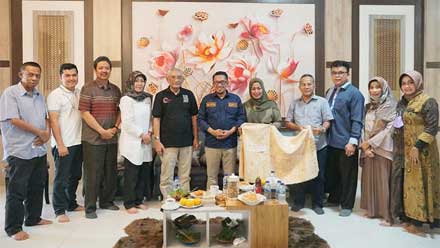 Inovasi Putra Daerah Tanah Datar, Kain Batik Berbahan Ampas Kopi 1 Bupati Tanah Datar, Eka Putra, SE, MM didampingi Ny. Lise Eka Putra menyambut kedatangan Prof. Azril Azhari, Ph.D, di kediaman pribadinya, Tapi Selo