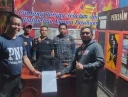 Petugas Damkar Payakumbuh Evakuasi Binturung dari rumah warga