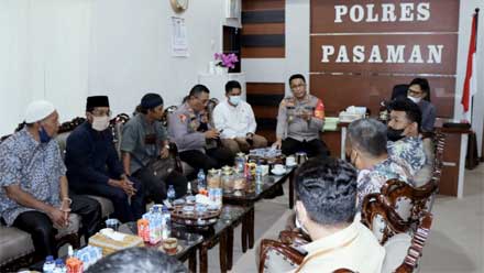 Kapolres AKBP. Fahmi Reza dalam rapat bersama pemilik dan pengelola objek wisata serta pemilik kafe dan restoran Kabupaten Pasaman
