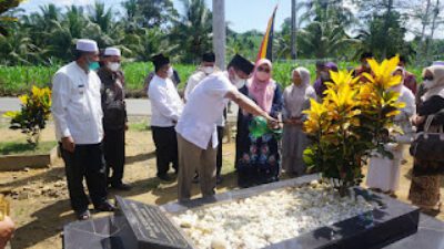 Jelang HUT Pasbar, Ketua DPRD Ziarah Ke Makam Tokoh