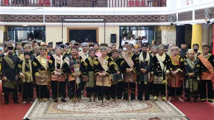 Pengurus LKAAM Sumbar Periode 2022-2026 Resmi Dilantik 1 Pengurus LKAAM Sumbar periode 2022-2026 foto bersama usai pelantikan