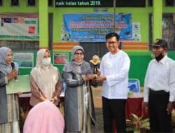 Pemko Serahkan Piala Adiwiyata Mandiri ke SDN 11 Payakumbuh