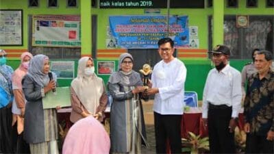 Pemko Serahkan Piala Adiwiyata Mandiri ke SDN 11 Payakumbuh