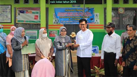 Pemko Serahkan Piala Adiwiyata Mandiri ke SDN 11 Payakumbuh 1 Wakil Walikota Erwin Yunaz serahkan Piala Adiwiyata Mandiri ke SDN 11 Payakumbuh
