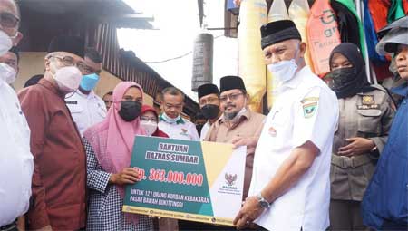 Gubernur Sumbar, Mahyeldi Salurkan Bantuan Korban Kebakaran Pasar Bawah Bukittinggi