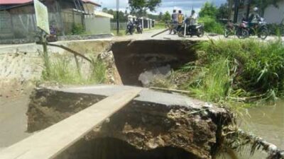 Jembatan Dua T di Koto Tangah, Kecamatan Tilatang Kamang, Kabupaten Agam, ambruk diterjang banjir bandang