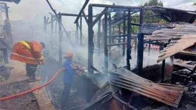 Wabup Tanah Datar Besuk Korban Kebakaran di Nagari Lawang Mandahiling