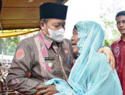 Hibahkan Tanah Meski Hidup Pas-pasan, Mardiati Diumrohkan Bupati Agam
