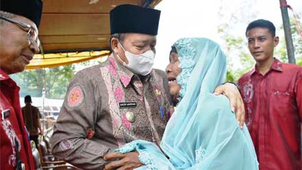Bupati Agam, Andri Warman bersama Mardiati