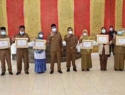 Wako Padang Serahkan Penghargaan Adiwiyata 2021 untuk 6 Sekolah