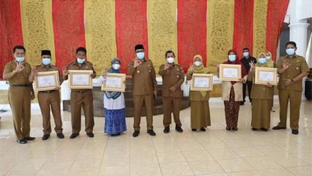 Wako Padang Serahkan Penghargaan Adiwiyata 2021 untuk 6 Sekolah