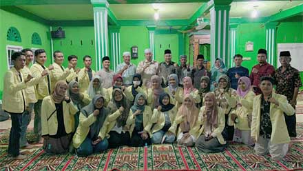 Penutupan KKN UNP 2022, Bupati Pasbar Pesankan Beberapa Hal Ini 1 Bupati Pasaman Barat, Hamsuardi foto bersama saat penutupan KKN UNP 2022