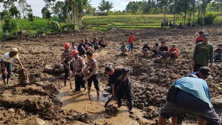 Petugas Gabungan Bantu Pencarian Korban Longsor Gempa di Pasaman