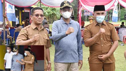 Kepala Desa Sikapak Timur, Syawirman bersama Walikota Pariaman, Genius Umar saat peresmian Lapangan Sepakbola Persikatim, Desa Sikapak Timur, Kecamatan Pariaman Utara