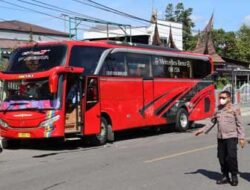 Bus Yang Mengantarkan Warga Menuju Polda Sumbar Dengan Pengawalan Personel Polres Bukittinggi