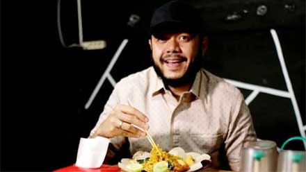 Wali Kota Padang Panjang, Fadly Amran sedang menikmati Mie Bangcat