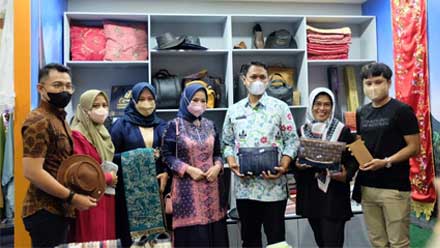 Produk UMKM Padang Panjang Tampil di Inacraft 2022