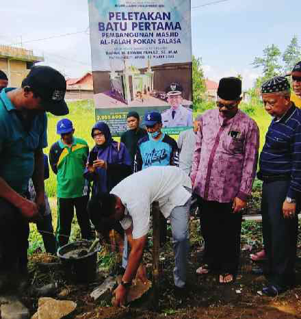 Wakil Wali Kota Erwin Yunaz meletakkan batu pertama pembangunan Masjid Al-Falah (Surau Dagang) Pokan Salasa, Kelurahan Padang Tangah Payobadar Kecamatan Payakumbuh Timur