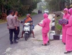 Kapolsek Batipuh beserta Bhayangkari Berbagi Takjil Gratis