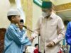 Walikota Pariaman, Genius Umar, menyalami peserta MTQ, setelah dipasangkan tanda peserta Lomba MTQ di Mesjid Al Furqan Desa Rawang, Kecamatan Pariaman Tengah